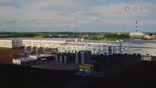 肥料生产工厂附近的草坪鸟瞰视频