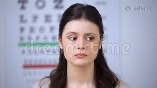 眼科医生给受惊吓的女性患者放置折射器，分析视力视频