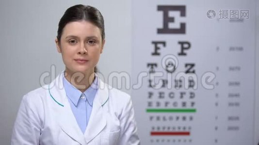 合格的验光师推荐新的隐形眼镜，新方法，改进视频