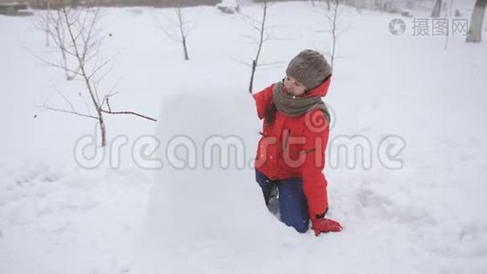 少女为寒假堆雪人。视频