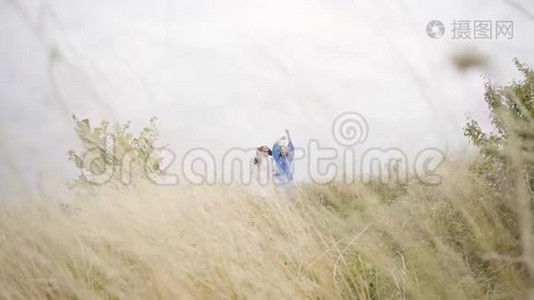 三个女朋友穿着漂亮的夏装，刺绣在田野里跳跃，穿过田野视频