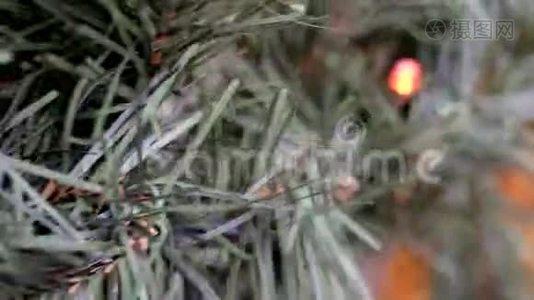 在人造圣诞树上装饰圣诞花环视频