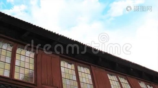 斯德哥尔摩城市的传统木制建筑有玻璃，有木制屋顶和蓝天。视频