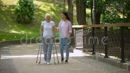 孙女支持残疾奶奶步行架，一天公园视频
