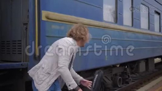 相聚相亲相爱的人，幸福的年轻女性拥抱男性，在分离后火车车厢旁欢笑视频