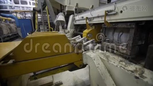 机器人铝挤压生产线工厂。 生产复杂的轻质挤压铝金属型材视频