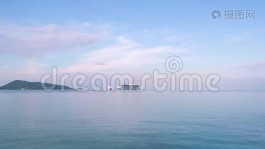 夏季旅游季节，泰国普吉岛帕通湾豪华游艇的时间流逝视频