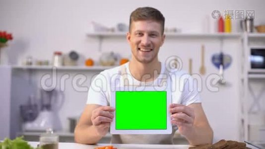 拥有绿色屏幕平板电脑、烹饪博客和应用程序模板的开朗男人视频