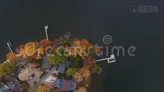 深秋湖畔海滨房屋的鸟瞰图视频