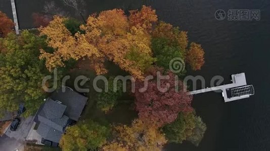 深秋湖畔海滨房屋的鸟瞰图视频