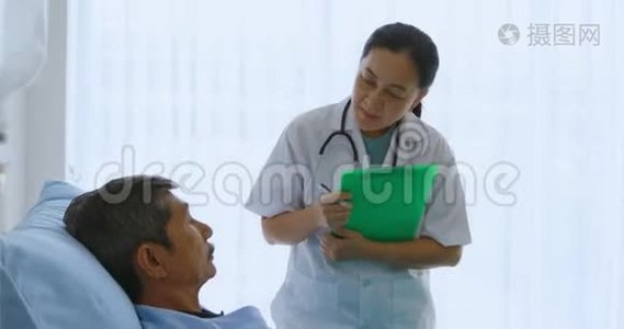 医生问男病人他的病。视频