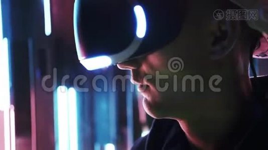 戴着VR耳机`婴儿头戴霓虹灯视频