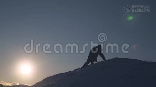 登山者从雪山上慢慢下来，以免摔倒。 在山区的极端远足游客。 徒步旅行者视频