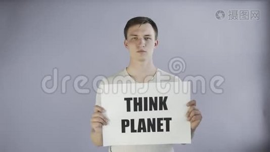 青年活动家，灰色背景下的《思考星球》海报视频