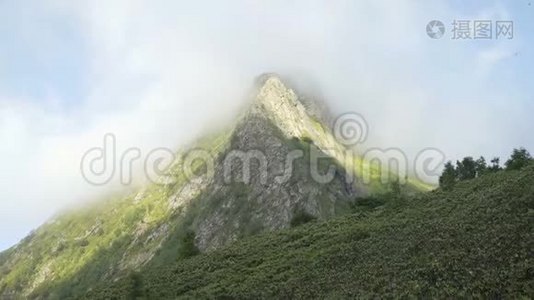 越过高山的云层覆盖着特有的草地视频