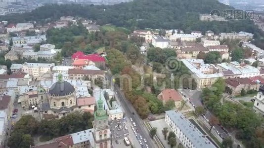 美丽的顶部景观设想和多米尼加大教堂在市中心。 从上面向利沃夫开枪视频