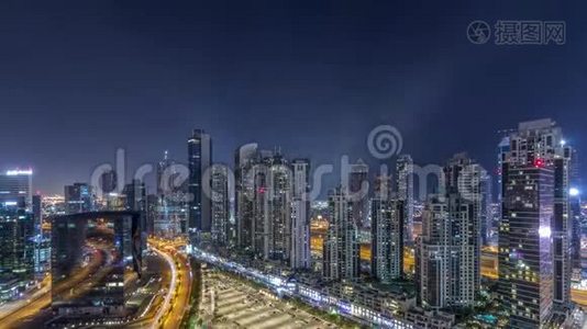 现代住宅和办公综合体与许多塔空中夜晚时间推移在商务湾，迪拜，阿联酋。视频