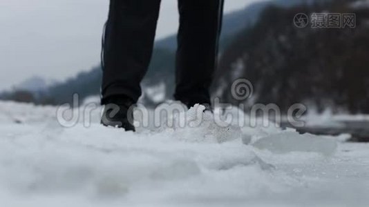人们的腿在雪地上行走，雪天留下脚印视频