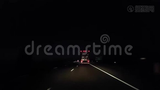 夜间高速公路大型货车。 在州际公路上跟随车辆进行POV流水线的司机视角视频