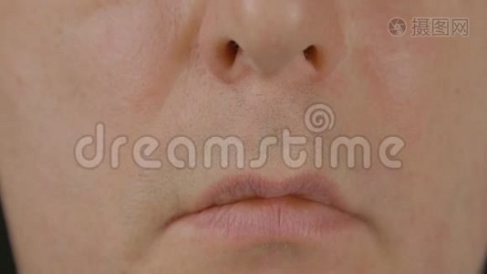 闭上男性的嘴，嘴唇和鼻子。清洁剃光的男性面部。部分人脸视频