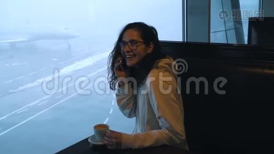 带咖啡的女孩在机场休息室打电话视频