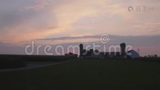 在朦胧的夏日清晨，一片五彩缤纷的天空笼罩着阿米什农场视频
