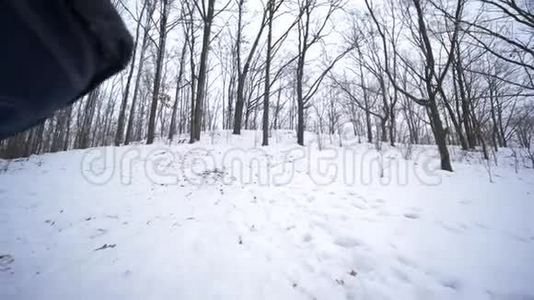 在寒假期间，父亲把他的小女儿从白雪皑皑的山上滑下来视频
