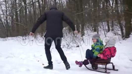 寒假，父亲在下雪的天气里在森林里橇孩子们视频