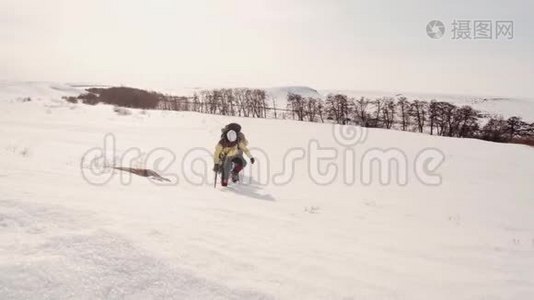 一群训练有素的登山者在无边无际的白雪覆盖的田野上爬山视频