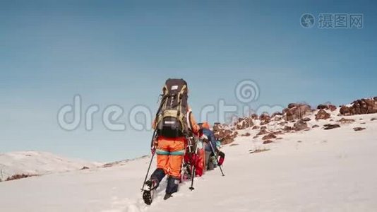 细长的登山者穿过通往他们必须征服的山的深路视频