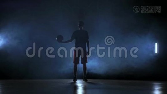 篮球运动员在烟雾中投球和接球视频