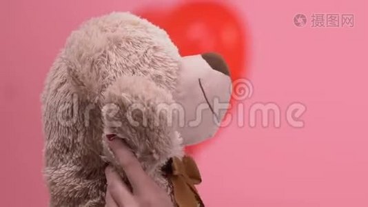 幸福的女人抱着泰迪熊，温柔地想着心爱的男朋友视频