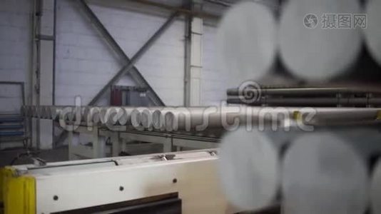 铝挤压生产线工厂。 生产复杂的轻质挤压铝金属型材视频