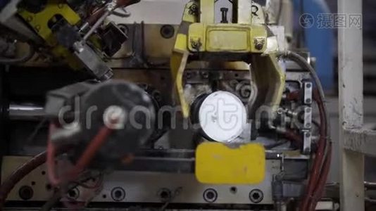 现代机器人铝挤压生产线工厂仓库。 塑料窗的制造。视频