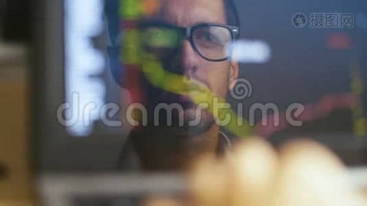 双曝光：戴眼镜的人在笔记本电脑上工作，检查股票市场。 《班长反思：成功》视频