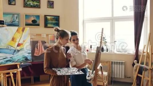 漂亮的女孩正在学习绘画，有经验的女老师熟练的画家上课，人们正在工作视频