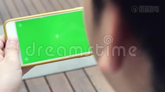 亚洲男孩在家沙发上看平板电脑显示器，人们使用带有绿色屏幕的数字平板电脑，为我提供Wi-Fi技术视频