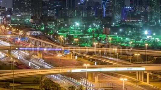 迪拜高尔夫球场，背景是空中夜晚时间，具有城市景观的Gereens和Tecom地区视频