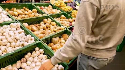年轻人手里拿着超市里的蔬菜，放到蔬菜部的篮子里。视频