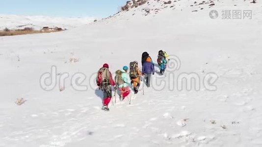 一群登山者悬挂着一种特殊的弹药，克服了躺在一座大山前的大雪堆视频