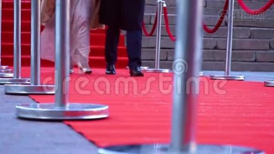 两个穿着华丽正式服装的人走在红地毯上视频