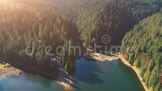 茂密的森林中的一片广受欢迎的湖泊，映衬着图画山视频