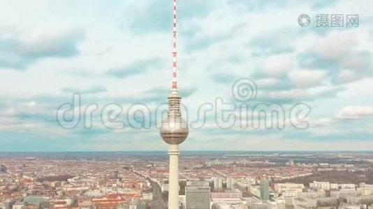 德国柏林-2019年3月28日。 全景柏林与电视塔，城市符号之一。 云层移动得很快视频