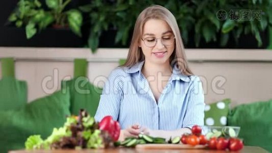 中等特写照片，微笑的年轻女孩在家做新鲜食物时放松视频