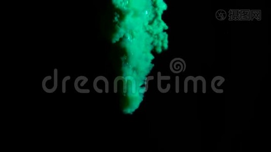 真正的绿色油漆滴在水中缓慢的运动。 墨水在水下旋转。 黑色上孤立的墨迹碰撞视频