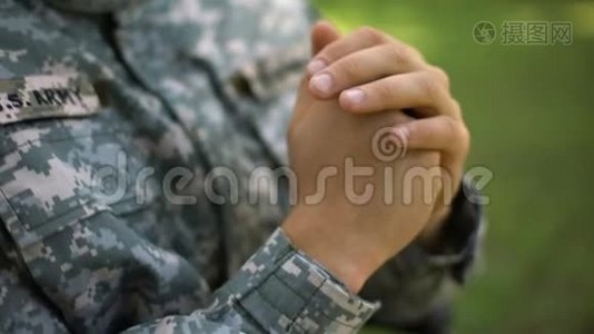 仆人祈祷，坐在户外，民族英雄，爱国的美国士兵视频