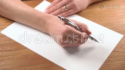 用尺子画在白纸上的铅笔图像和图纸上视频