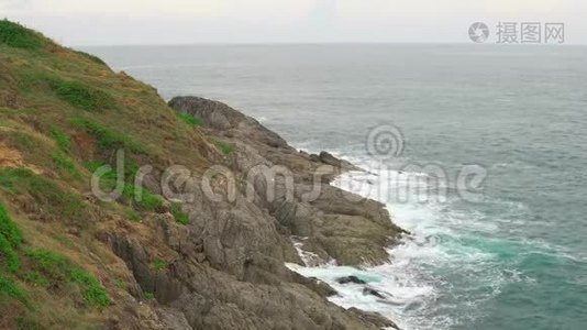 悬崖的风景。 绿松石的海洋环绕着一个热带岛屿视频