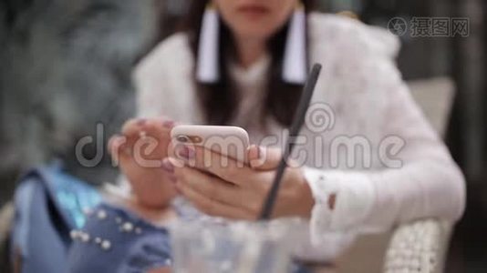 咖啡馆里的女孩用智能手机特写视频