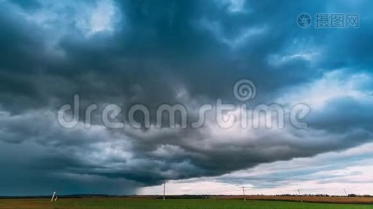 雨前天空阴沉，地平线上有雨云，田园风光草地。 农业和天气视频